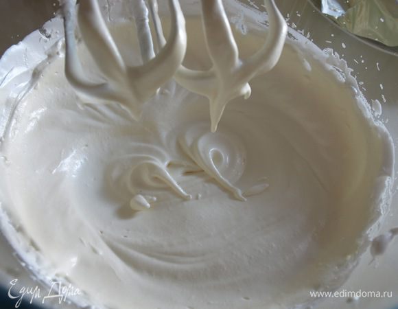 После каждого кусочка взбиваем крем до полного объединения масла с белками.