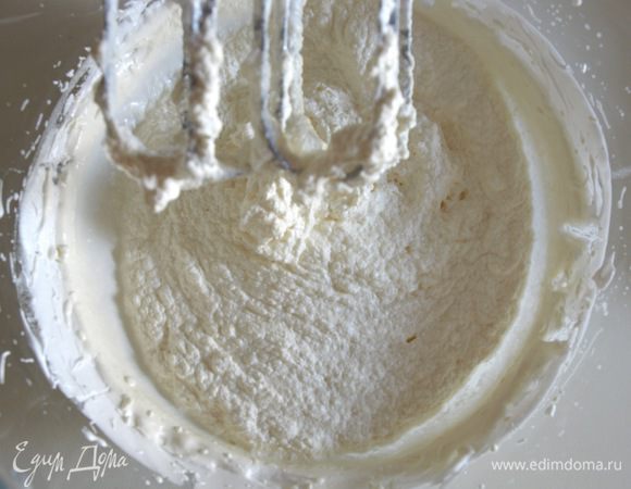 Вторая проблема: произошло отслоение жидкости из белков и масла. В этом случае крем выглядит вот так (см. фото)