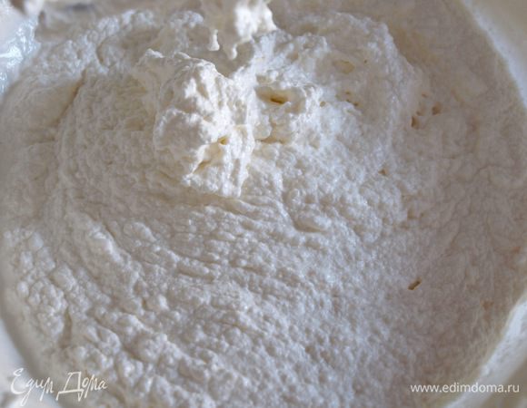 Спокойствие! Всё нормально, просто продолжайте взбивать. Через минуты 2 консистенция немного улучшится