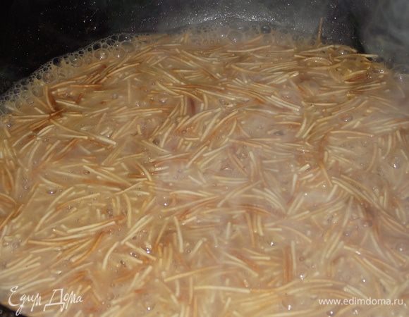 
Затем налить чуть чуть воды,она не должна покрыть вермишель