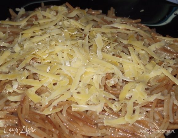 Выпарить жидкость,вермишелька готова.Насыпать ее в тарелку и сверху натереть сыр