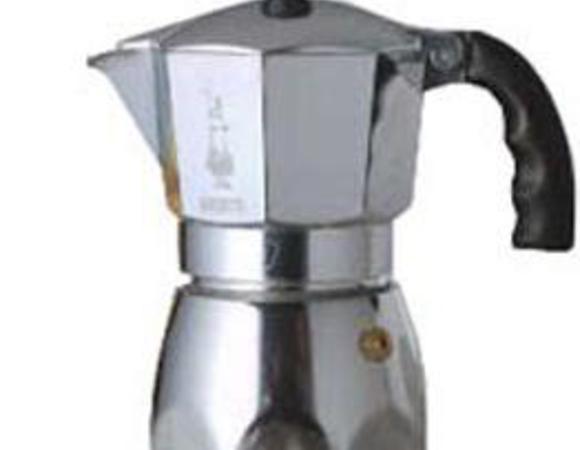 Заливаем в нижнюю емкость гейзерной кофеварки холодную воду. 

 Насыпаем слой кофе крупного помола в фильтр и слегка ложкой "прибиваем" 