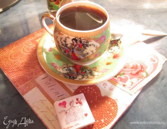 Собираем турку и ставим на огонь 

 через некоторое время появляется аромат кофе...с пряностями... 

 наш кофе гтов..разливаем по кружечкам..