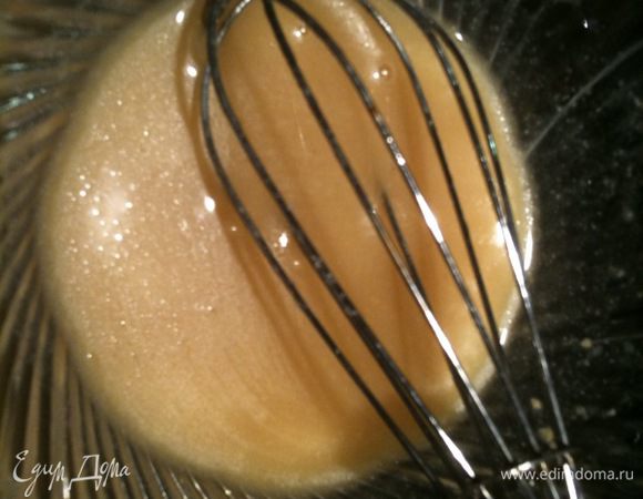 Приготовить заправку: мед, горчицу, лимонный сок, оливковое масло и соль смешать венчиком для получения однородной гладкой массы...