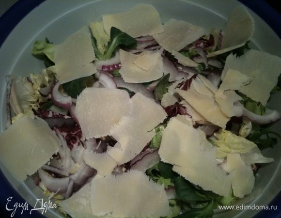 С помощью овощечистки нарезать Пармезан тонкими слайсами и добавить к салату...