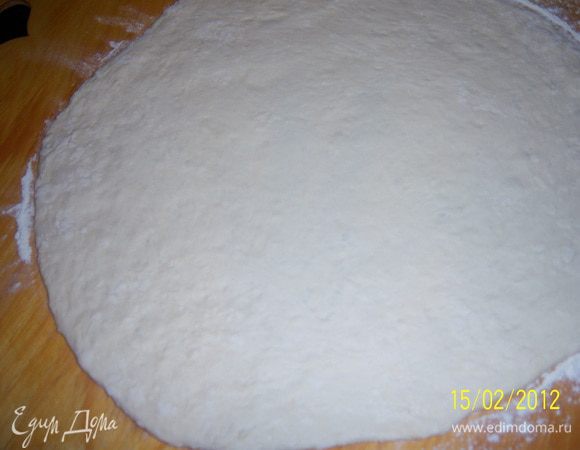 В муку добавить соль, дрожжи и замесиь мягкое тесто на тёплой воде. Положить в холодильник на 40мин. Затем раскатать на пласт толщиной 1-1,5см.(Если кому дрожжевое тесто противопоказано, то можно замесить на сыворотке или на кефире, разведённым с водой с добавлением соды.)