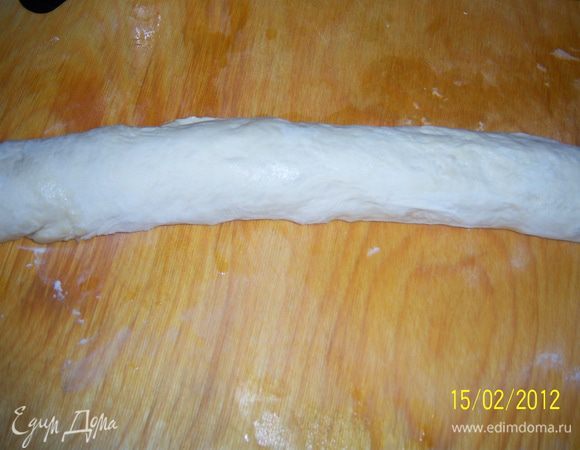 ...свернуть в рулет,не надавливая на тесто.