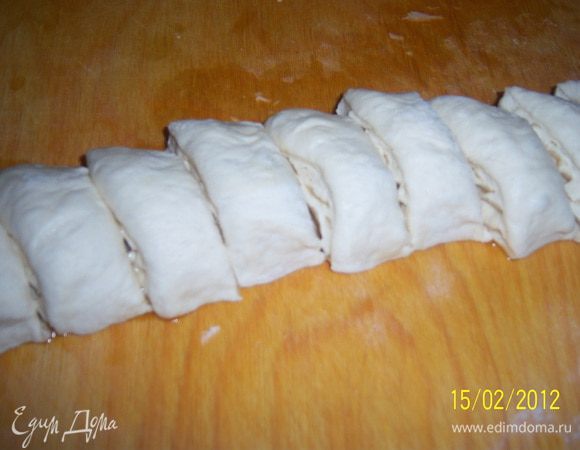 ...рулет порезать на одинаковые куски шириной 2-3см.