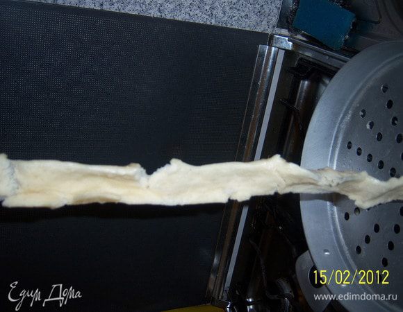 Листы пароварки смазать растительным маслом и свободно сложить в них хинкал. И варить 13-15мин. Внимание: время самое важное в приготовлении этого блюда, если передержите, то потемнеет, а если недоварите, то сами понимаете тесто будет сырым. Если хинкал свободно раскроется, то он готов. (фото вертикальное)