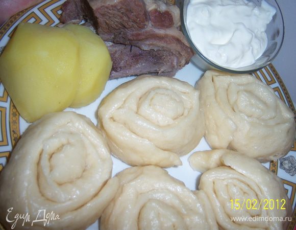 Готовый хинкал выкладываем на тарелку с мясом и картошкой и подаём со сметаной и процеженным бульоном.