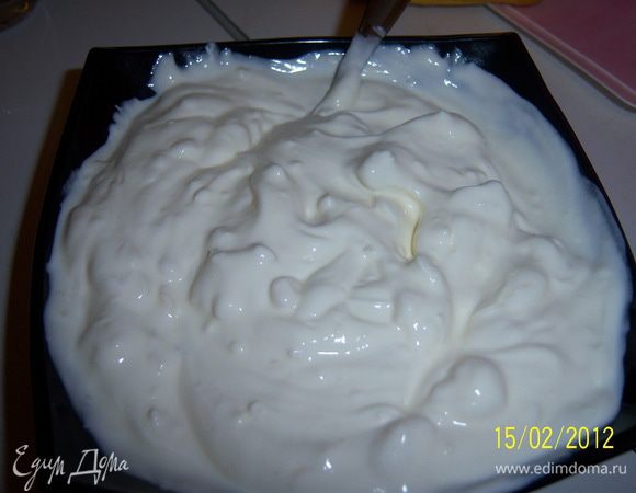 Чеснок почистить, выдавить и перемешать со сметаной. По желанию добавить соль.