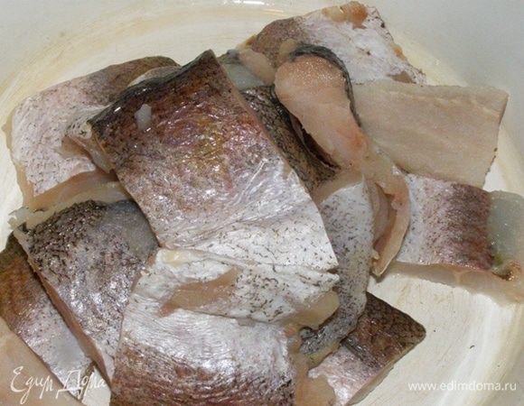 Рыбу разморозить и отжать от излишков влаги