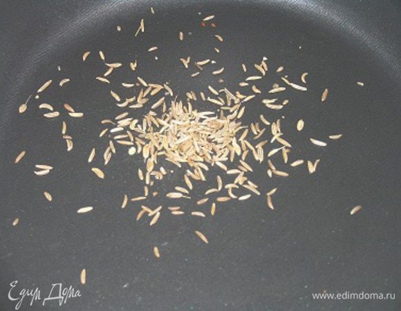 На маленькую сковороду высыпать семена тмина, прогреть на среднем огне и дать им слегка подрумяниться. Выложить в ступку. То же самое проделать с семенами кориандра, добавить в ступку, измельчить все пестиком. 