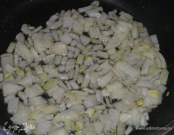 В средней сковороде разогреть масло, обжарить лук,