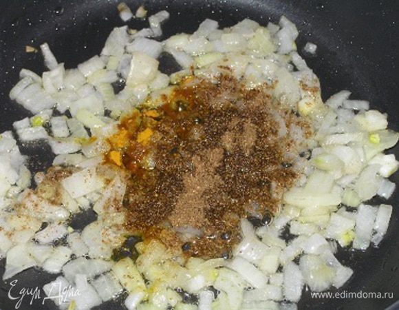 всыпать измельченные тмин и кориандр, куркуму, гарам масала, перемешать,