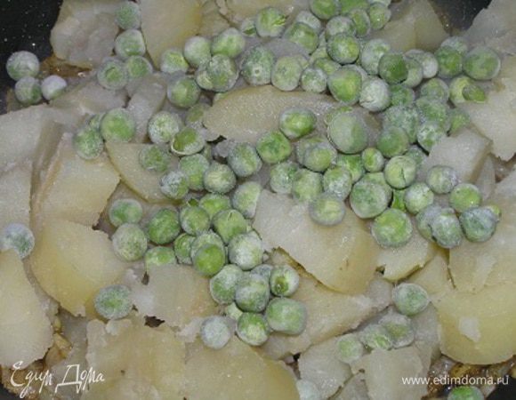затем картофель и горох. Перемешать и готовить 2-3 минуты на слабом огне.