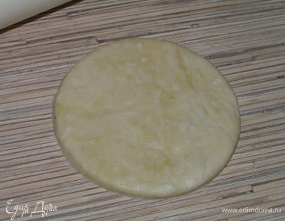 Достать тесто из холодильника, разделить на 4 части, раскатать каждую в пласт толщиной 3 мм (а лучше 2, толстовато получилось). С помощью формочки/стакана/или еще чего-нибудь вырезать круги диаметром 8 см (у меня 10)