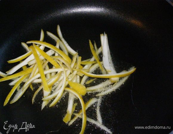 Сковороду разогреть, обжарить лимон, 