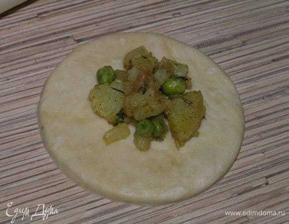 В центр каждого положить немного начинки,