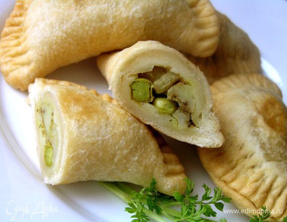 Выложить пирожки на бумажное полотенце, подавать горячими.