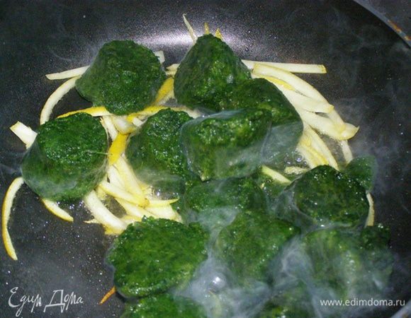 Выложим шпинат, посолимь, поперчимь. Жарим под закрытой крышкой, периодически встряхивая сковороду, минуты две