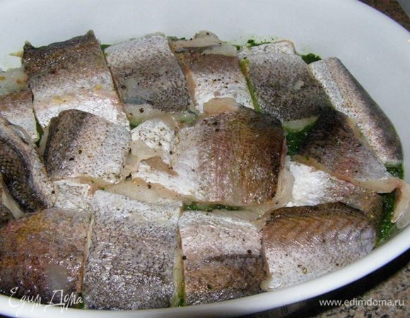 Рыбу посолим и поперчим. Выложим поверх шпината