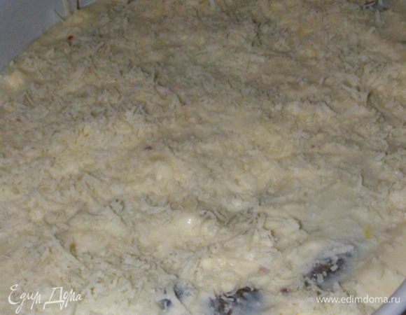 Сверху посыпем тертым пармезаном