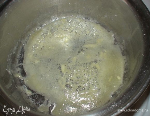 Обваляв кусочек масла в муке,кидаем его в кастрюльку и.