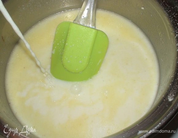 Все время помешивая вливаем молоко.