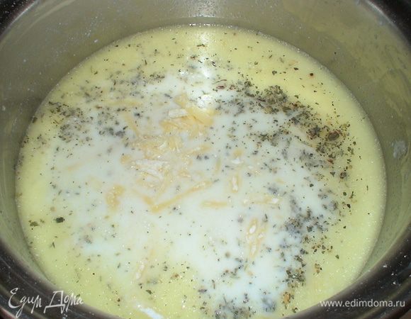 Добавляем туда же сыр, соль и любимую приправу. 