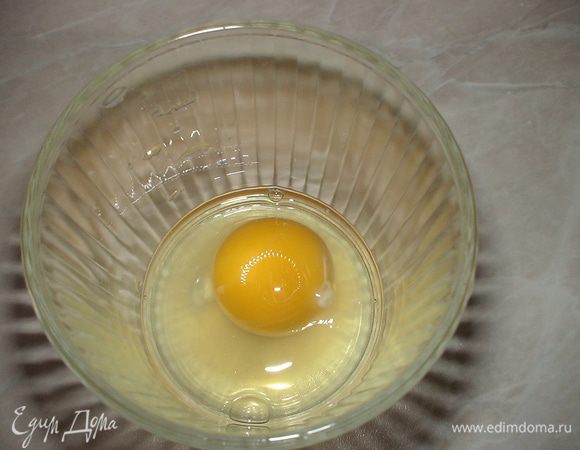 В стакан разбиваем одно яйцо.