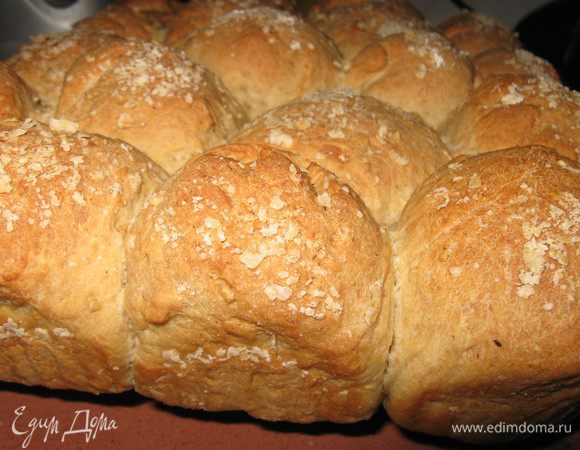 Тесто замесила в ХП. Отрывать от готового теста кусочки, скатать шарик, выложить в форму с высоким бортиком. Шарики выкладывать на расстоянии друг от друга.Накрыть полотенцем, поставить на расстойку. Смазать булочки яйцом( я смазала водой) и посыпать овсяными хлопьями
Выпекать при 180 гр 25-30 мин, охладить на решетке.
