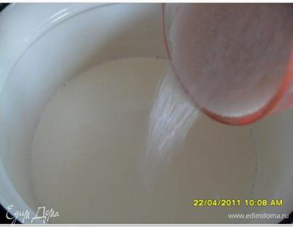 В 1 литре теплого молока растворить 0,5 кг сахара