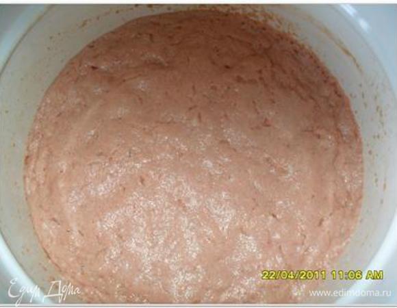 Дать постоять в теплом месте, чтобы дрожжи немного распустились.