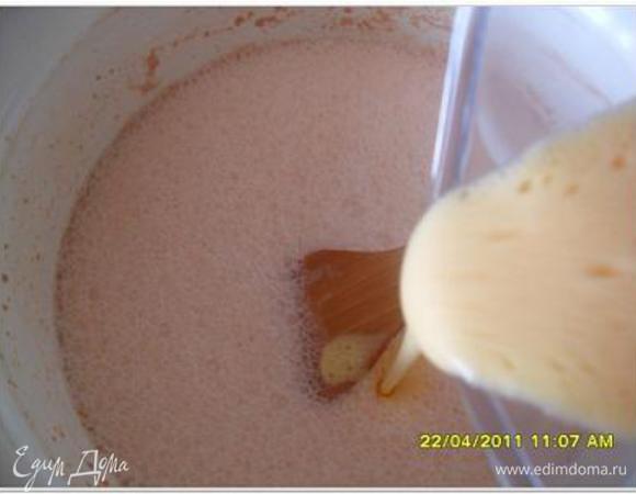 В подошедшую опару добавляем 10 желтков (сначала я их немного взбиваю, а затем вливаю в опару)
