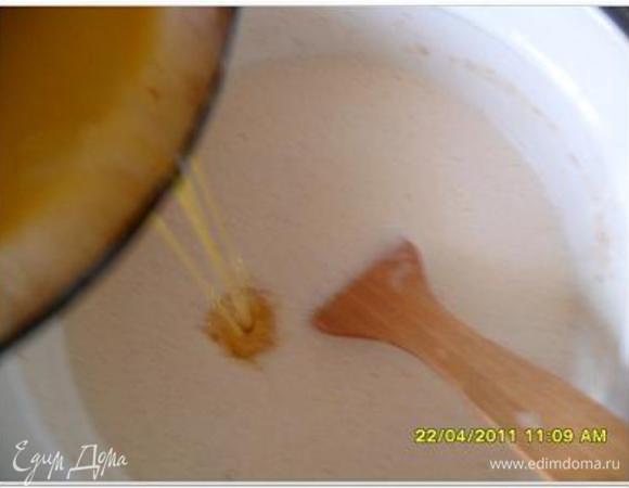 Перемешиваем, вливаем растопленный маргарин