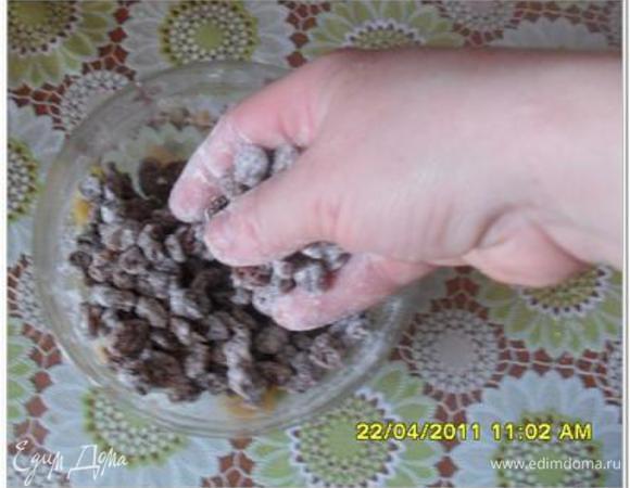 Подсушенный изюм обвалять в муке