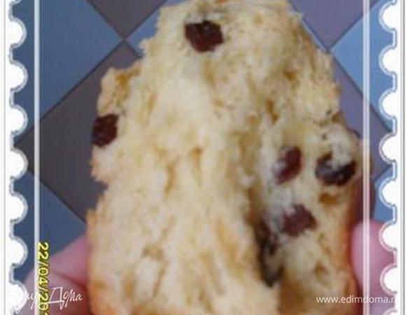 Ставим в духовку выпекать (я стараюсь варьировать температуру, сначала ставлю на 150 градусов, а потом постепенно довожу до 180 градусов. Готовность проверяю зубочисткой)
Готовые куличи остудить и украсить глазурью.
Вот кулич в разрезе