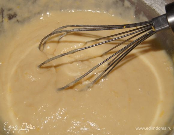 Теплое сливочное масло хорошо взбить с сахаром и яйцами, затем добавить соль, лимонную цедру, муку, сливки, коньяк и все перемешать до однородной массы.