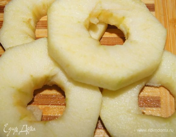 Яблоки вымыть и выемкой удалить сердцевину, очистить от кожицы.Нарезать кольцами примерно 0,8-1см.