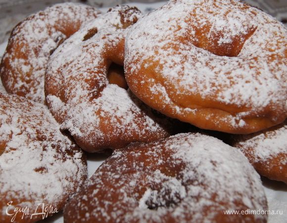 Жарить яблочные пончики во фритюре до золотистого цвета с обеих сторон. Готовые пончики выложить на бумажное полотенце, чтобы масло впиталось. подать теплыми,посыпав сахарной пудрой, смешанной с корицей.