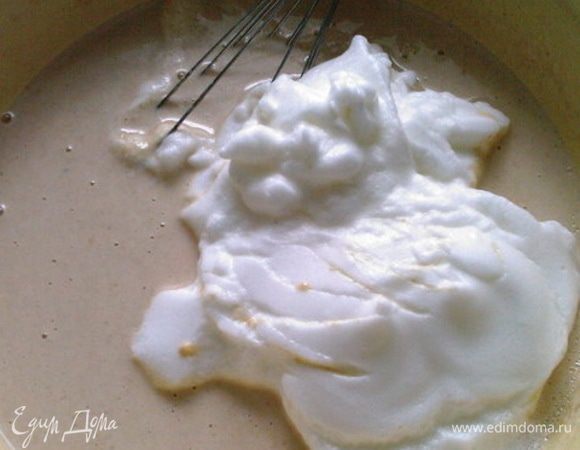 Пюрированную морковь, муку, желтки, молоко и воду смешать. Добавить в опару, затем влить растительное масло и взбитые с солью белки. Оставить снова на 30 мин в тепле. От рецепта отступать не рекомендую. Единственное, можно позже добавить воды немного.