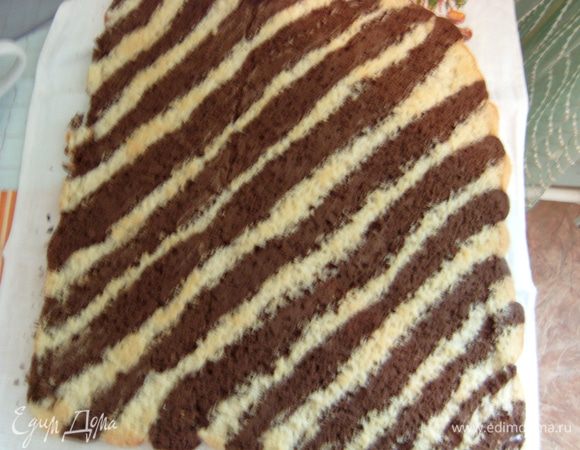 Отправить в духовку на 10-15 минут при 200 градусах. Перевернуть бисквит на кухонное полотенце, предварительно посыпанное сахаром (1 ст.л.), пекарской бумагой вверх. Снять бумагу и дать бисквиту остыть. Оросить при желании кофе. 