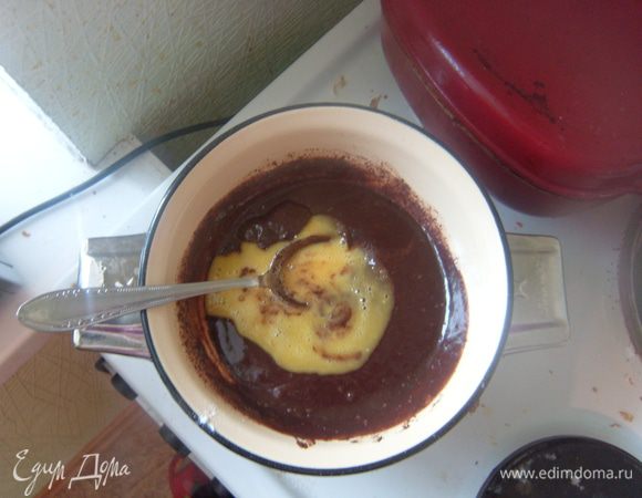 Готовим крем. На водяной бане растопить шоколад. Добавить сливочное масло, сливки. Затем добавить взбитый желток. Варить крем до загустения. Охладить. 