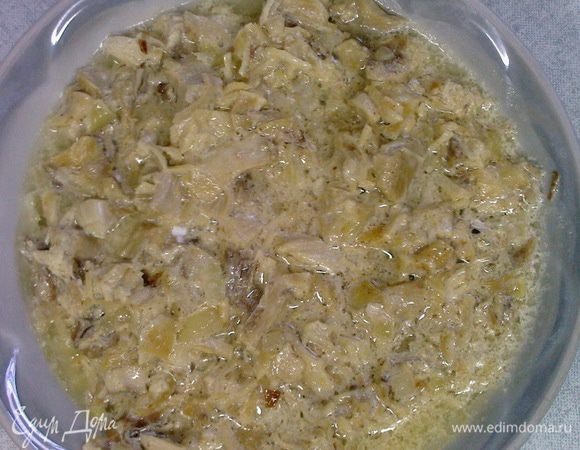 Куриные окорочка отварите, отделите от кости, нарежьте на мелкие кусочки. На сливочном масле пожарьте лук, добавьте мясо, залейте сливками и немного потушите. Посолите и поперчите. В остывшую начинку добавьте сыр.