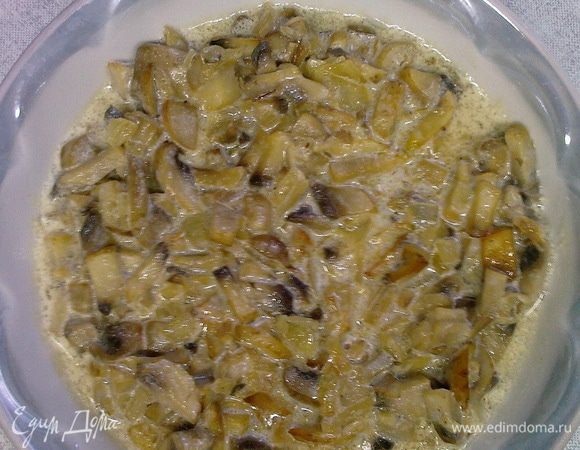 Лук пожарьте на сливочном масле, затем добавьте нарезанные грибы, залейте сливками, посолите и поперчите. Тушите до загустения. В холодную начинку также добавьте сыр.