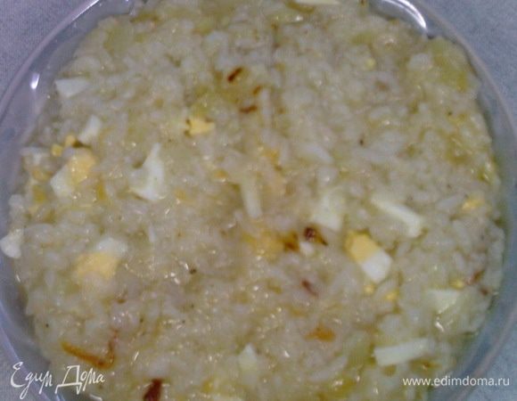 Лук пожарьте на сливочном масле, добавьте рис. Влейте бульон,  посолите, поперчите и тушите, пока вся влага не выпарится. В холодную начинку добавьте мелко нарезанное отварное яйцо и сыр.