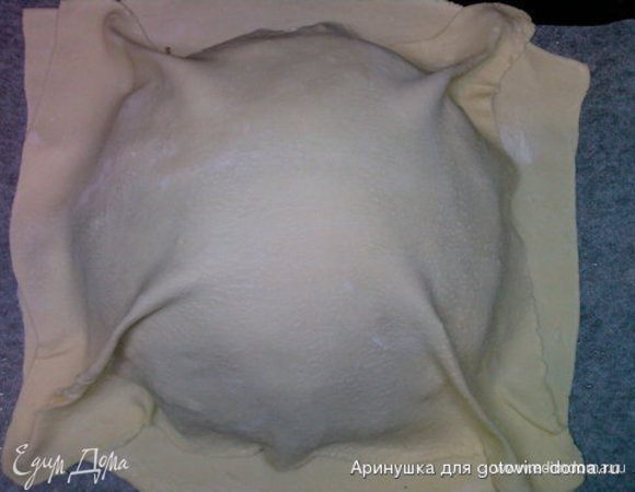 Накройте блины с начинками вторым куском раскатанного теста.