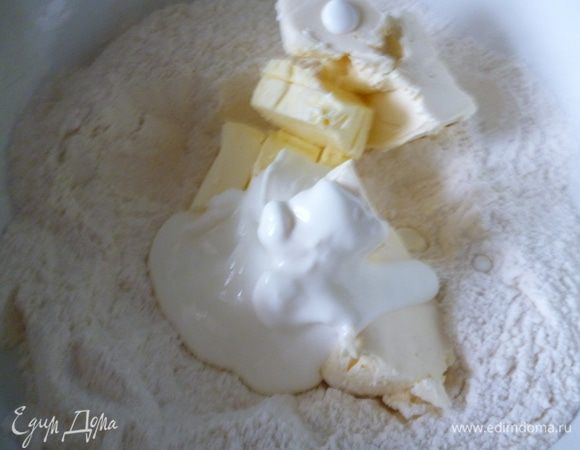 Светлое тесто:в  миску к муке добавим сахар,разрыхлитель.Перемешаем,добавим половину масла и 2 ложки сметаны.