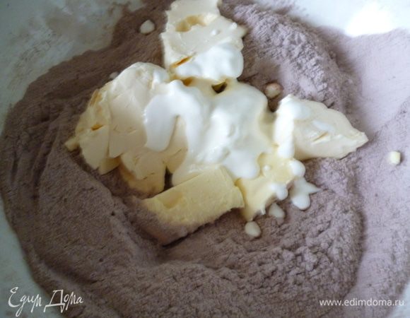 Темное тесто:К муке добавим какао,сахар и разрыхлитель,перемешаем,добавим масло и 2ложки сметаны.